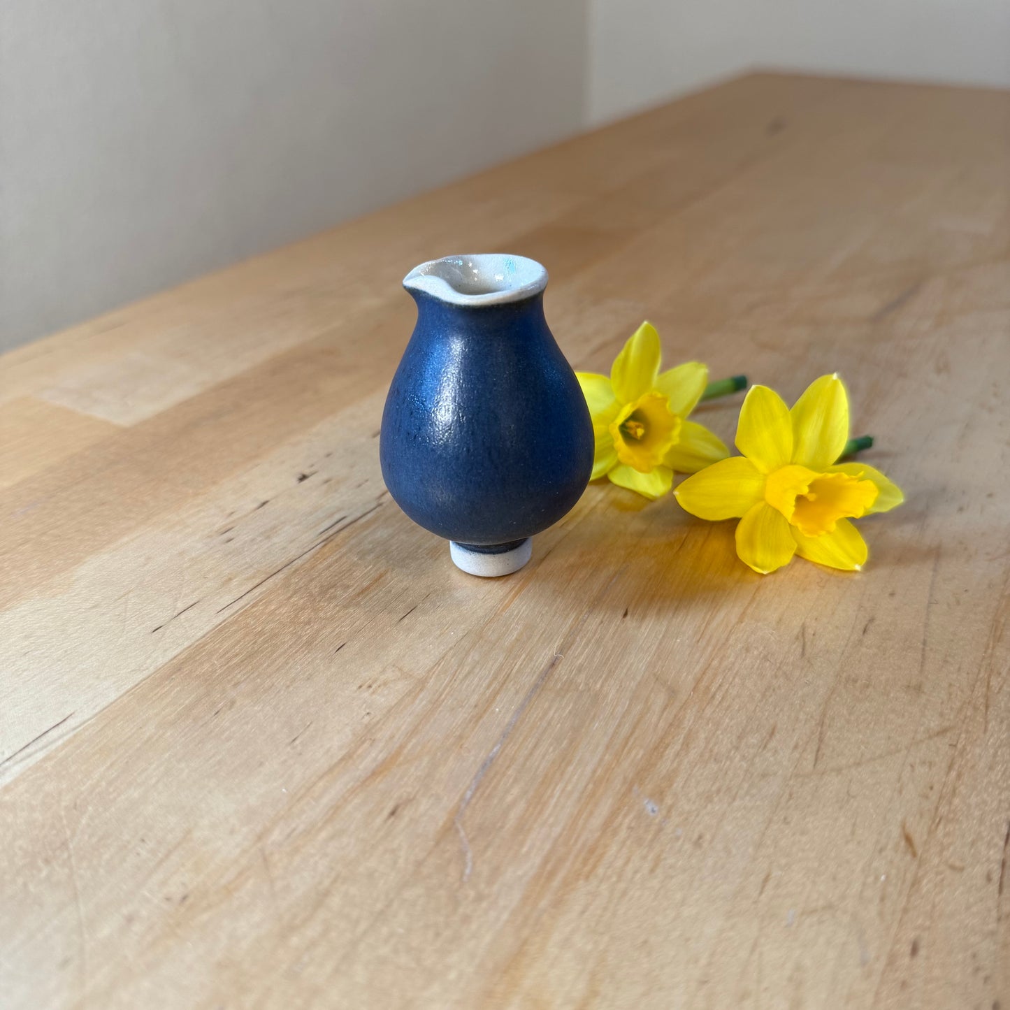 Besondere Keramikvase blau mit Ausguss