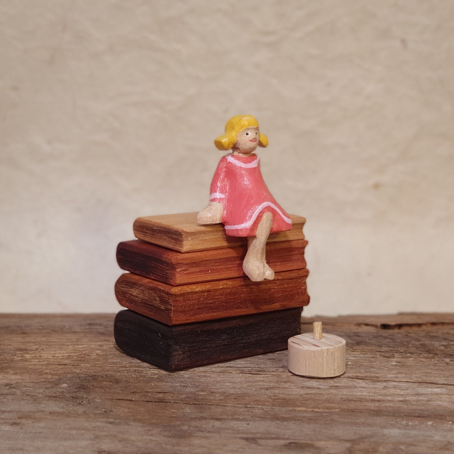Bücherstapel mit oder ohne Mädchen