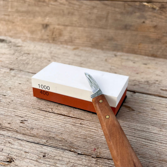 Anleitung: Schnitzmesser mit einem Wasserschleifstein schleifen